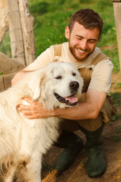 Foto un uomo che vive in campagna.