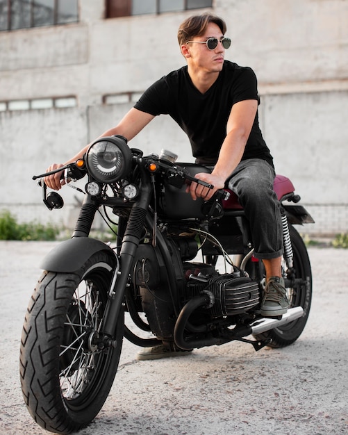 Photo full shot man posing on motorcycle