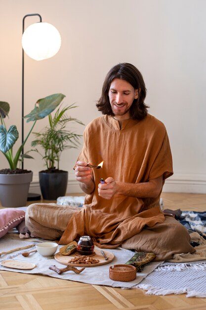 Foto uomo a tutto campo che prepara yerba mate