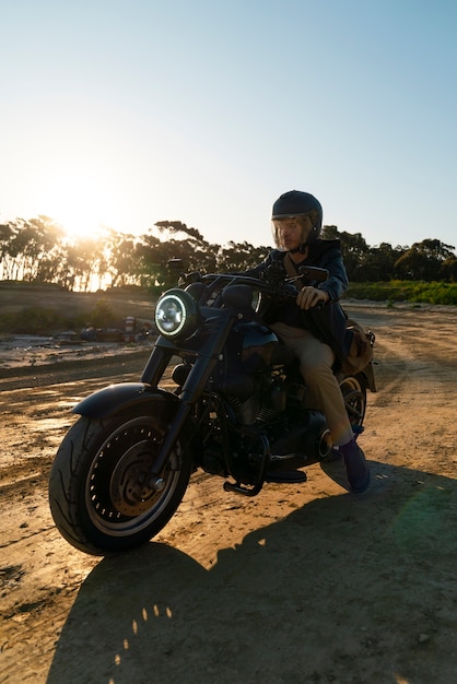 写真 バイクに乗るフルショットの男性