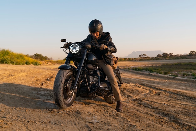 写真 バイクに乗るフルショットの男性