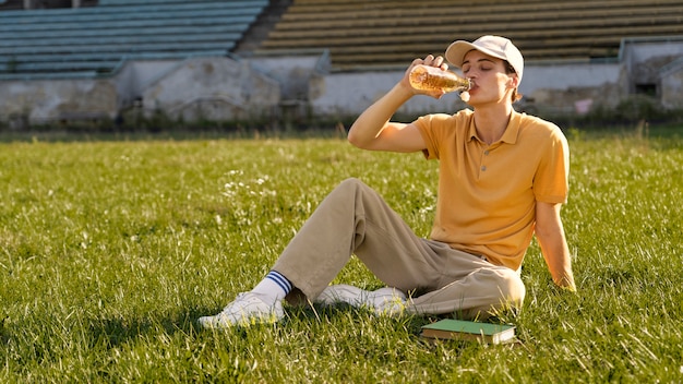 Photo full shot man sitting on grass