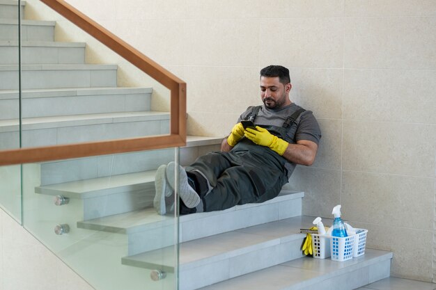 Foto uomo del colpo pieno che si siede sulle scale