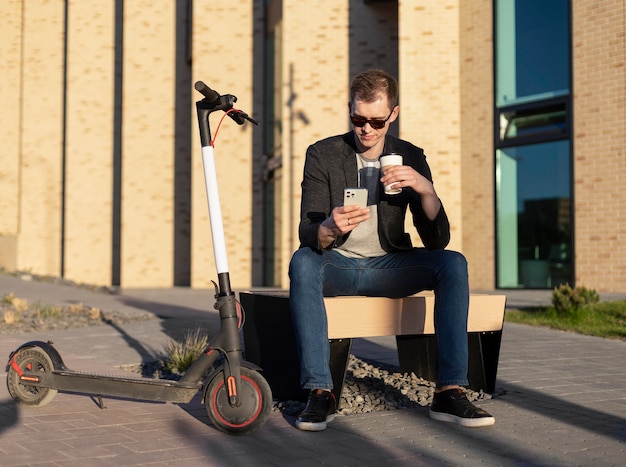 写真 電話で座っているフルショットの男