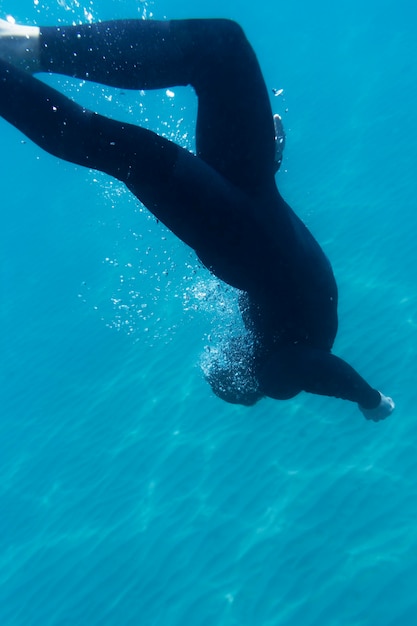 Foto uomo pieno del colpo sott'acqua