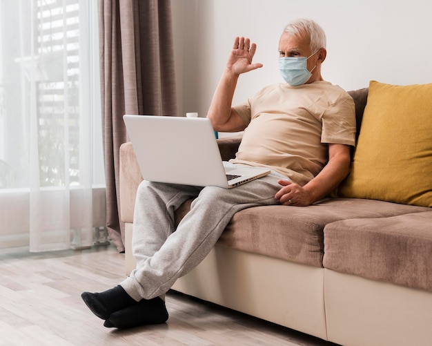 Photo full shot man wearing mask indoors