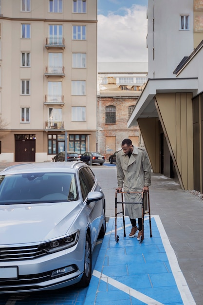 Foto uomo a tutto campo con deambulatore