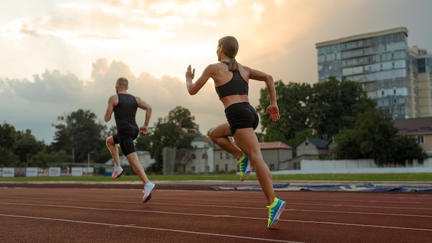 Photo full shot man and woman running on track