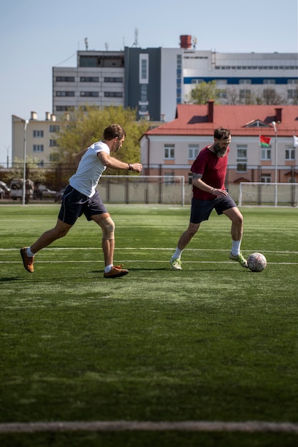 サッカー場のフルショットの男性