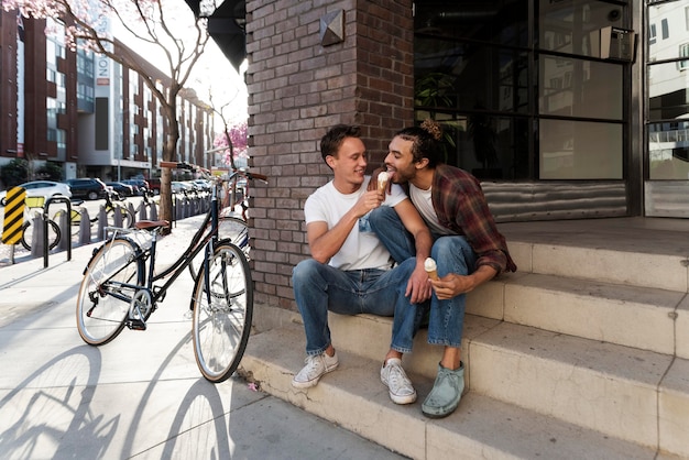 Photo full shot men with ice cream on stairs