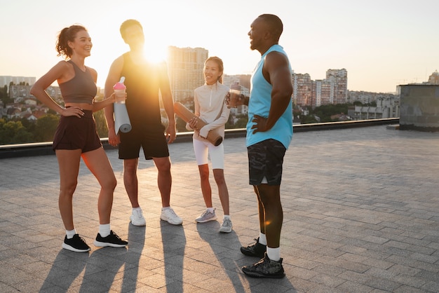 Foto full shot mensen die samen trainen