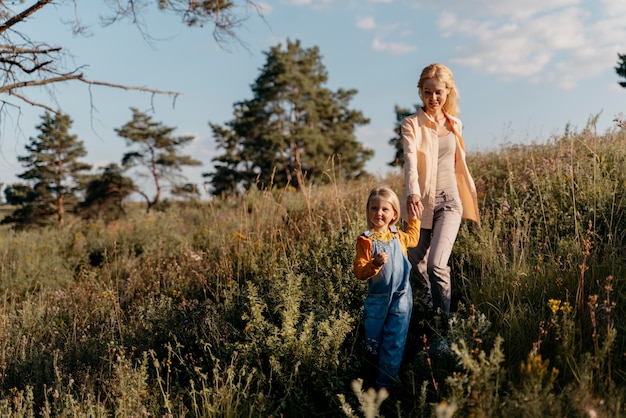 Photo full shot mother and girl holding hands