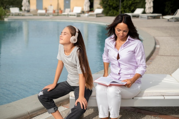 Madre e ragazza a tutto campo all'aperto