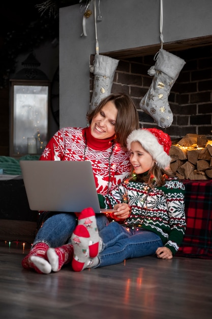 Photo full shot mother and kid with laptop