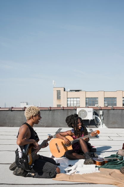 Foto musicisti a tutto campo che suonano agli strumenti