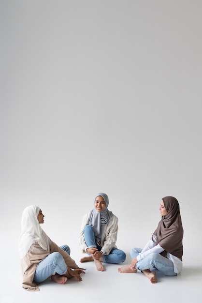 Photo full shot muslim women sitting