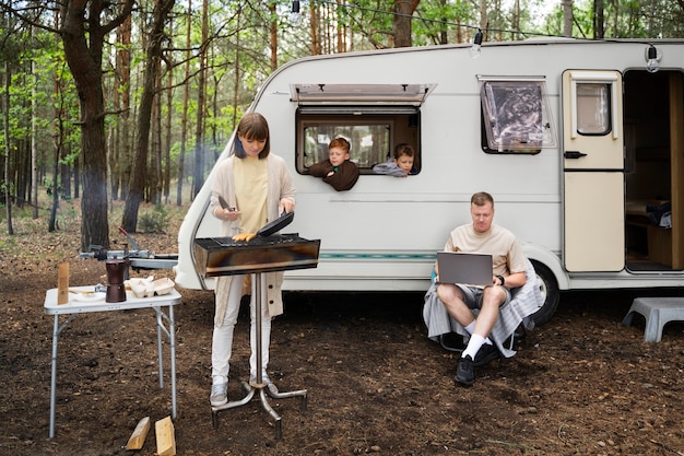 Foto famiglia nomade a tutto campo con diverse attività