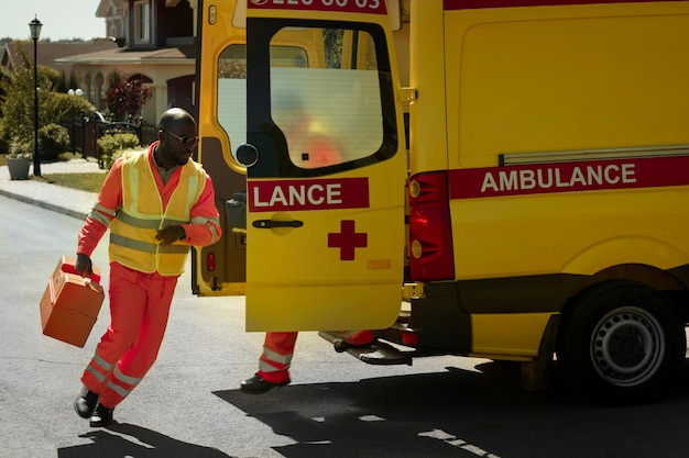 Photo full shot paramedics running