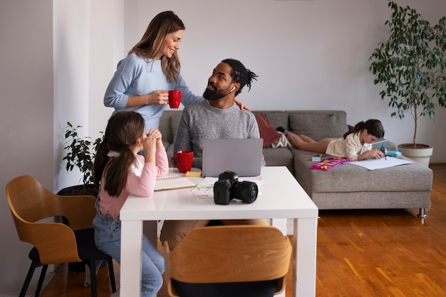 Foto genitori e figli a figura intera a casa