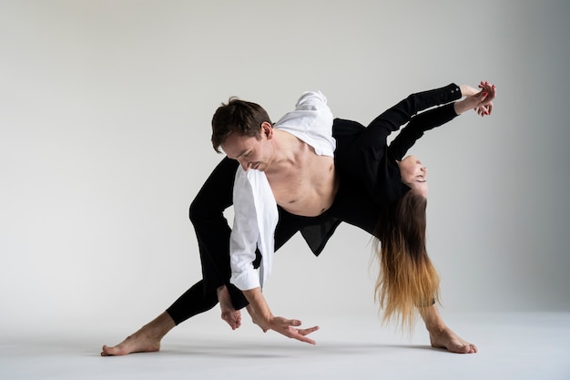 Full shot partners die samen dansen in de studio