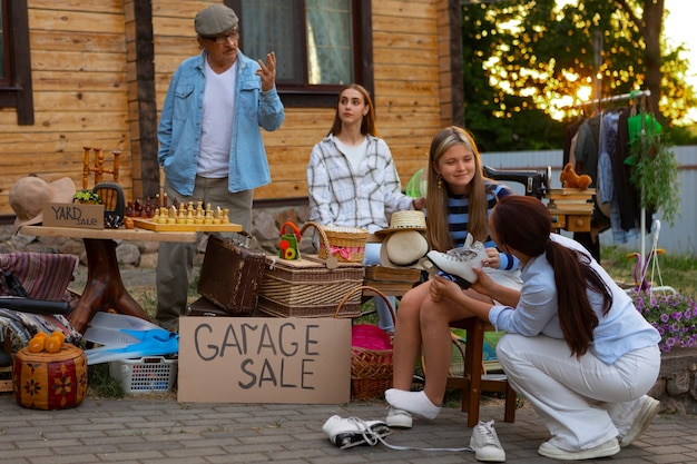 Foto persone a figura intera alla svendita di garage