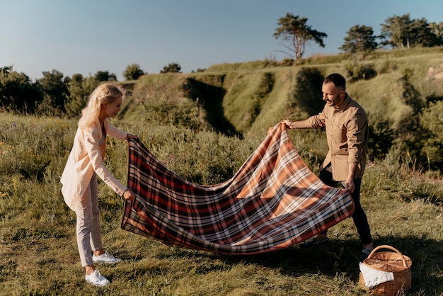 Photo full shot people holding blanket