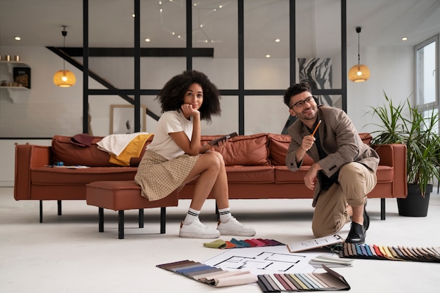 Foto persone a tutto campo che lavorano insieme