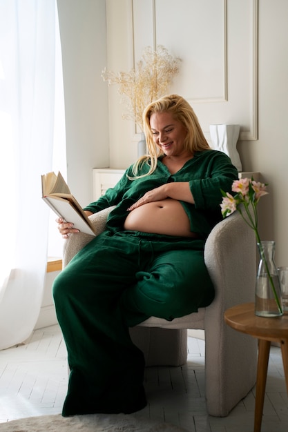 Foto fotografia completa di una donna incinta che trascorre del tempo in casa