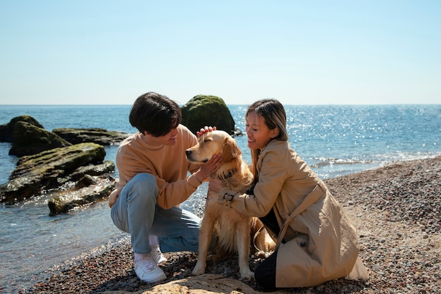 写真 海辺でフルショットのロマンチックなカップル