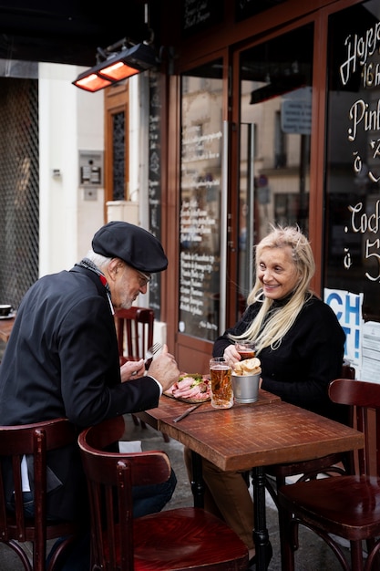 Persone anziane a tutto campo al bistrot