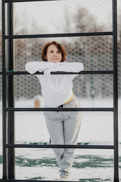 Photo full shot senior smiley woman outdoors