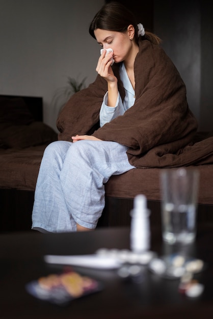 Photo full shot sick woman blowing her nose