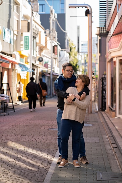 Photo full shot smiley couple in city