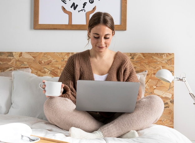 Photo full shot smiley freelancer in bed