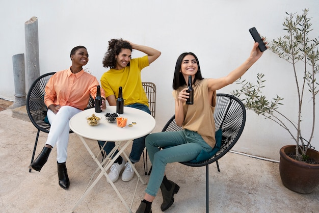 Foto amici sorridenti a tutto campo che si fanno selfie