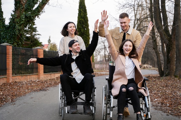 Foto amici di smiley del colpo pieno insieme all'aperto