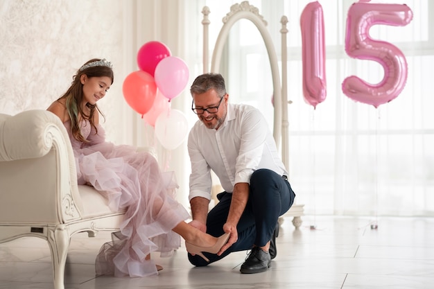 Photo full shot smiley girl wearing heels