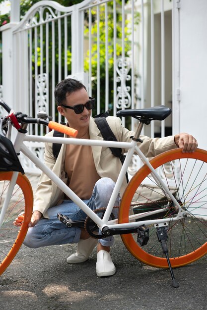 Uomo sorridente del colpo pieno con la bicicletta