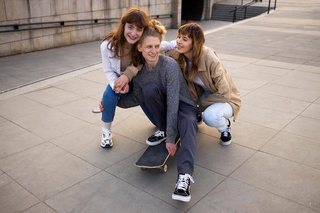 Foto full shot smiley mensen met skateboard