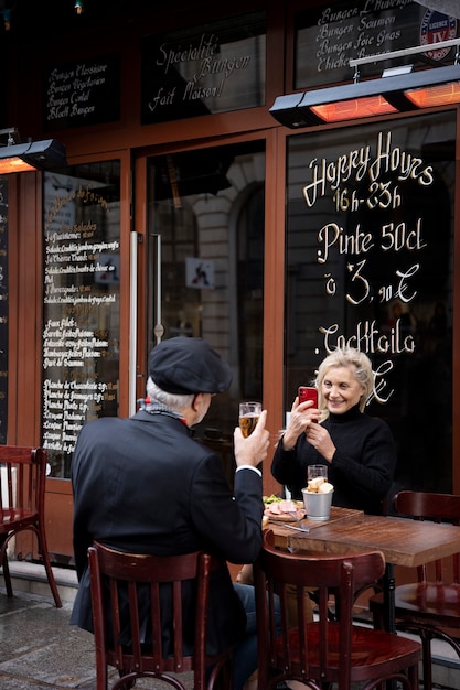 Photo full shot smiley old people at bistro