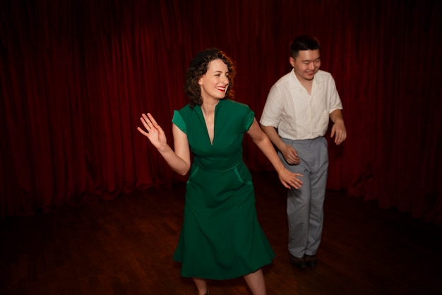 Photo full shot smiley partners swing dancing