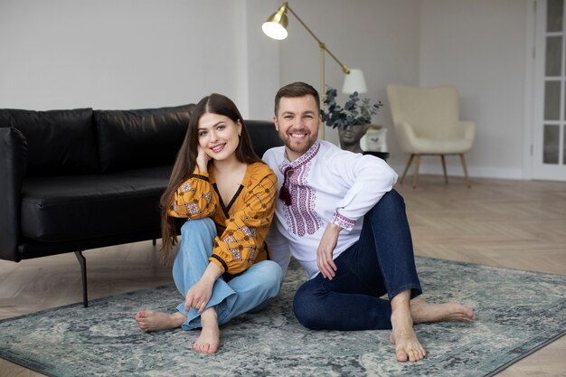 Photo full shot smiley people sitting on floor