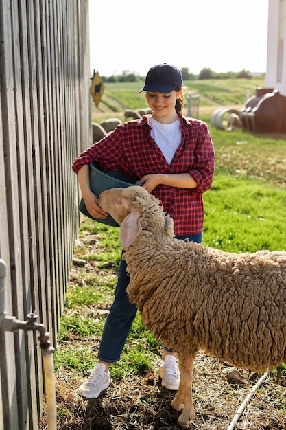 写真 バケツを運ぶフルショットスマイリー女性