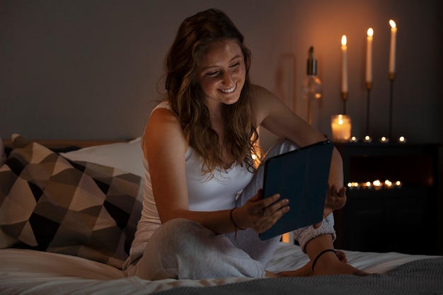 Photo full shot smiley woman holding tablet