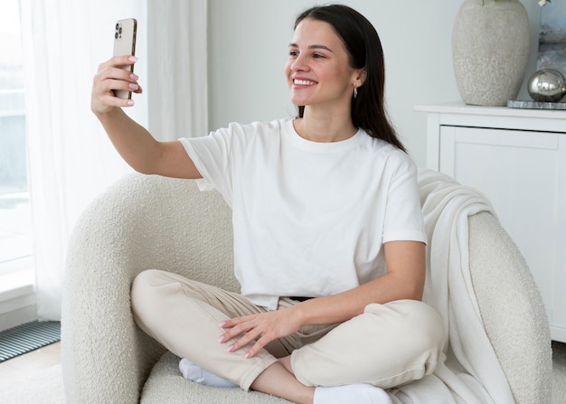 Foto donna di smiley pieno colpo prendendo selfie