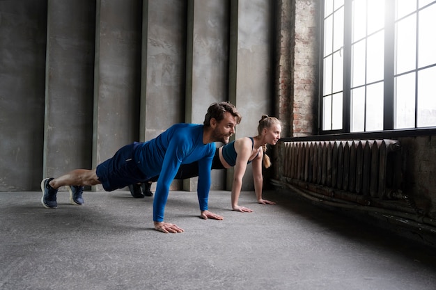 Full shot sportieve mensen trainen