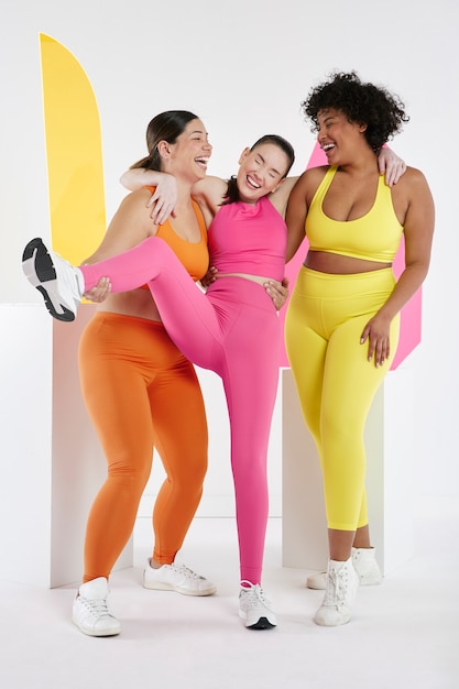 Photo full shot sporty friends with colorful outfits