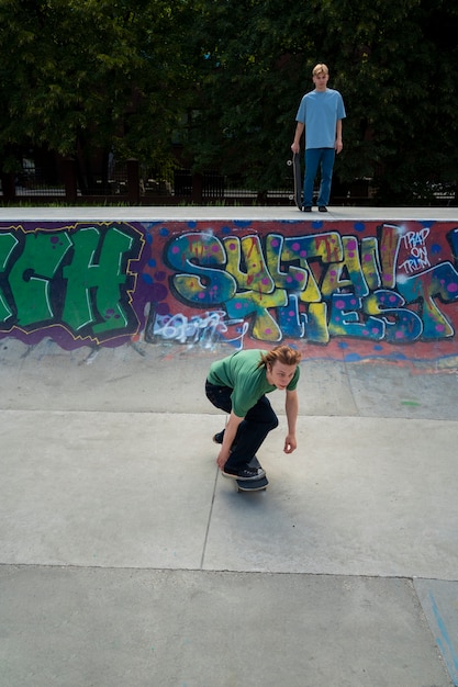 Adolescenti a tutto campo con skateboard all'aperto