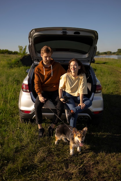 写真 自然の中で犬と一緒にフルショットの旅行者