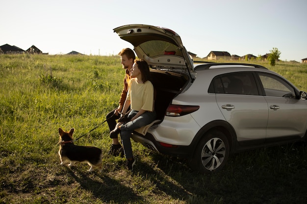 Photo full shot travelers with dog outside